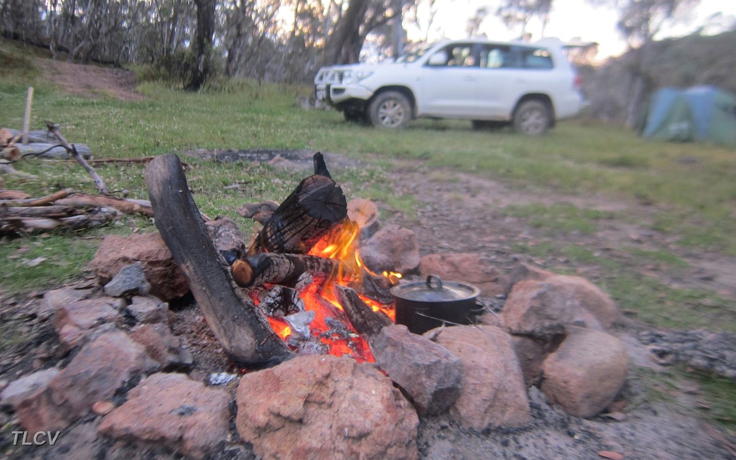 08-Campfire on the Cobberas Trail - almost ready for the camp ovens!.JPG